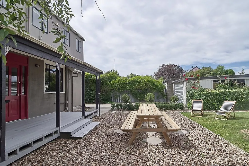 Racecourse Villa - Christchurch Holiday Home