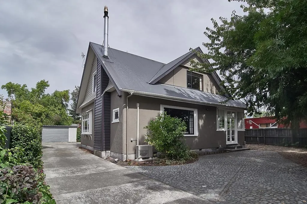 Racecourse Villa - Christchurch Holiday Home