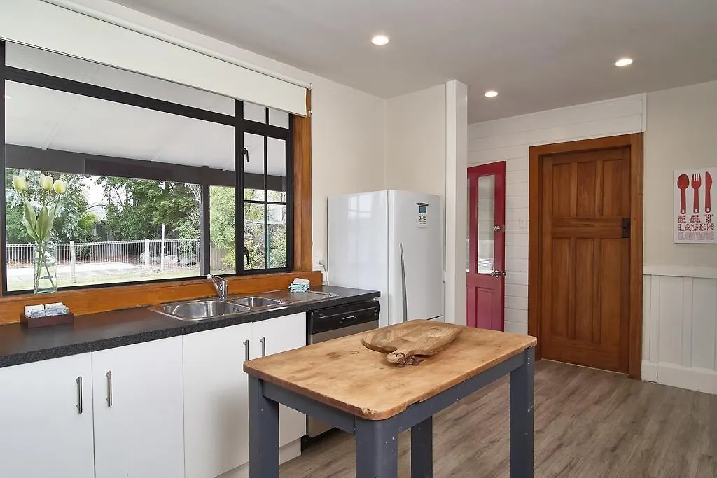 Racecourse Villa - Christchurch Holiday Home