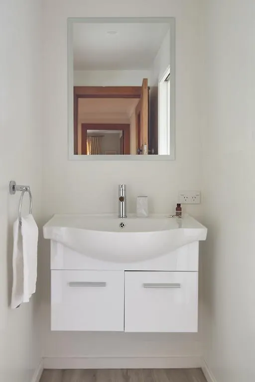 Racecourse Villa - Christchurch Holiday Home