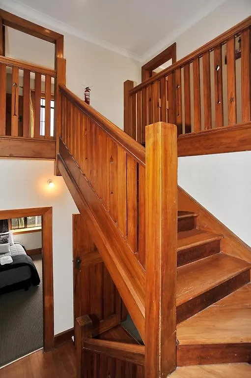 Racecourse Villa - Christchurch Holiday Home