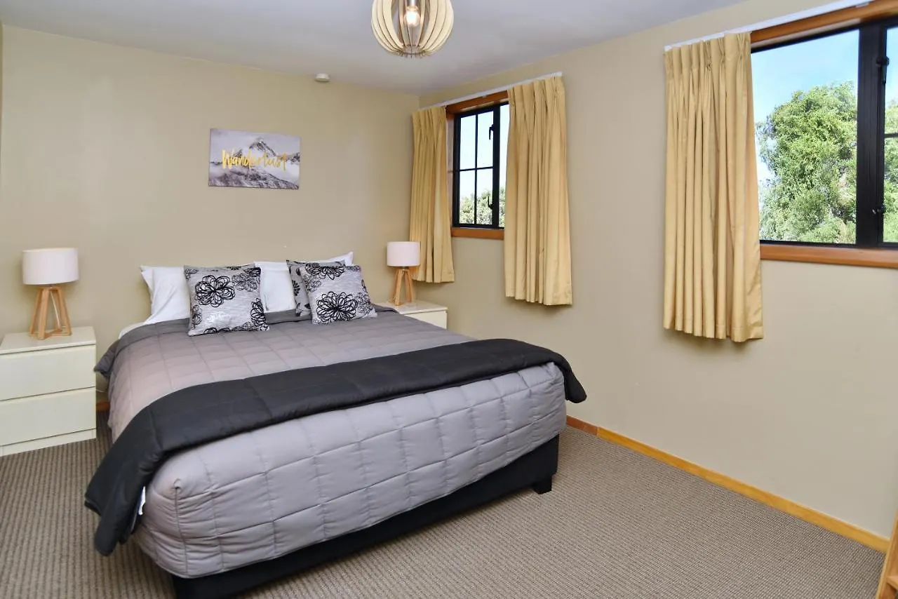 Racecourse Villa - Christchurch Holiday Home