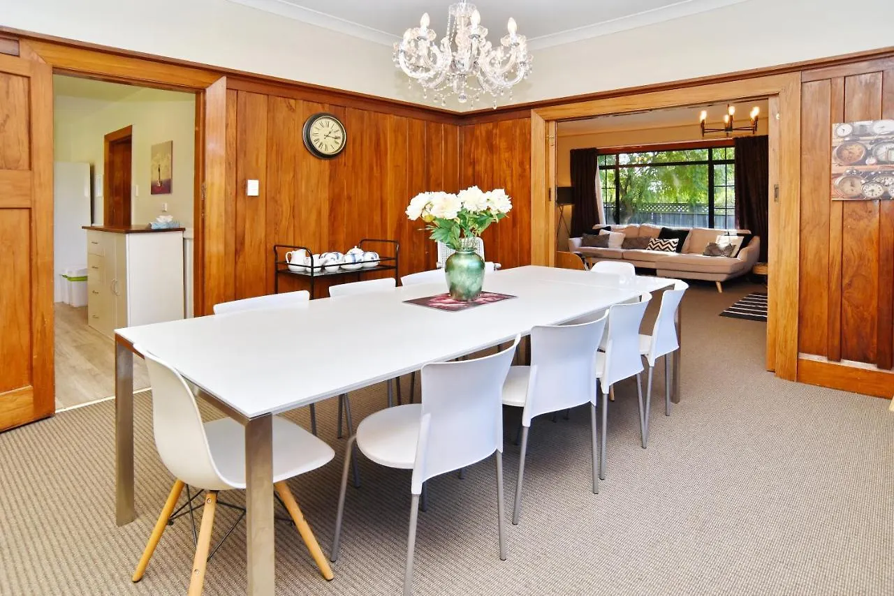 Racecourse Villa - Christchurch Holiday Home