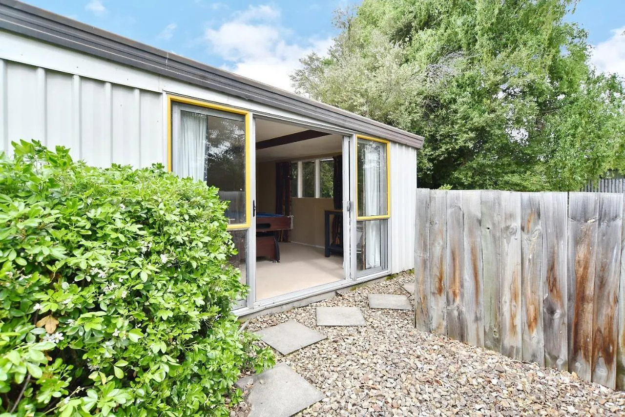 Racecourse Villa - Christchurch Holiday Home