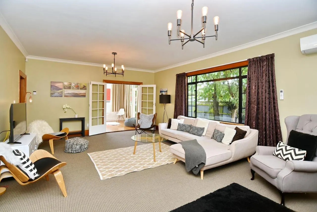 Racecourse Villa - Christchurch Holiday Home New Zealand
