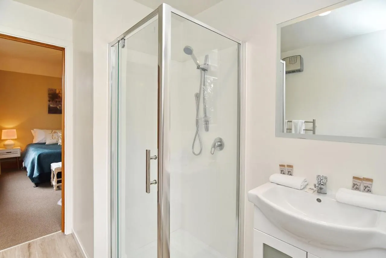 Racecourse Villa - Christchurch Holiday Home