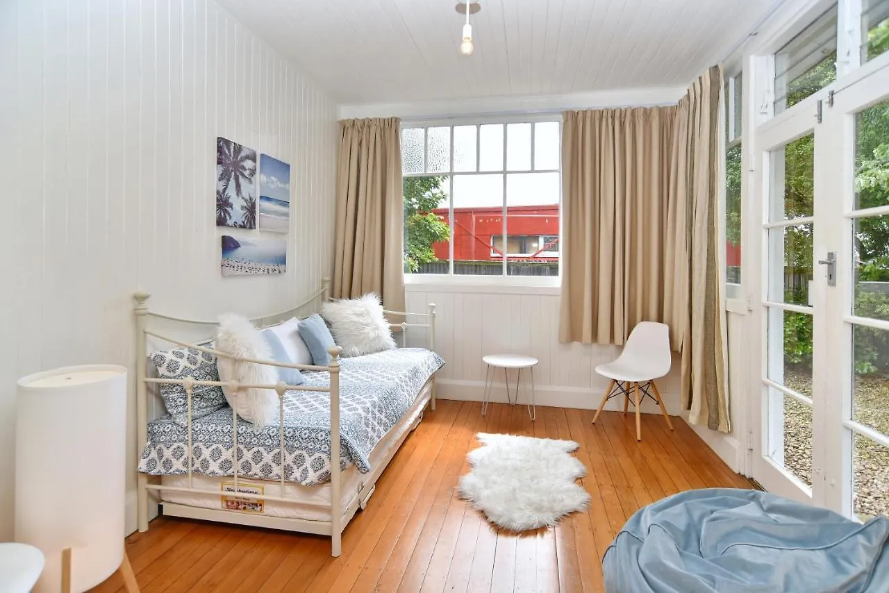 Racecourse Villa - Christchurch Holiday Home