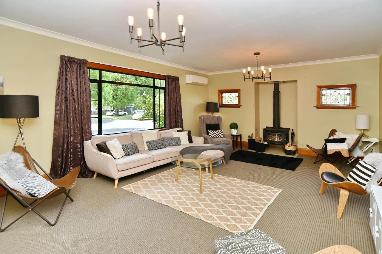 Racecourse Villa - Christchurch Holiday Home