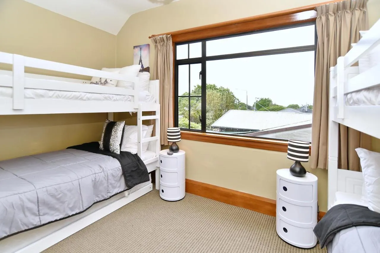 Racecourse Villa - Christchurch Holiday Home