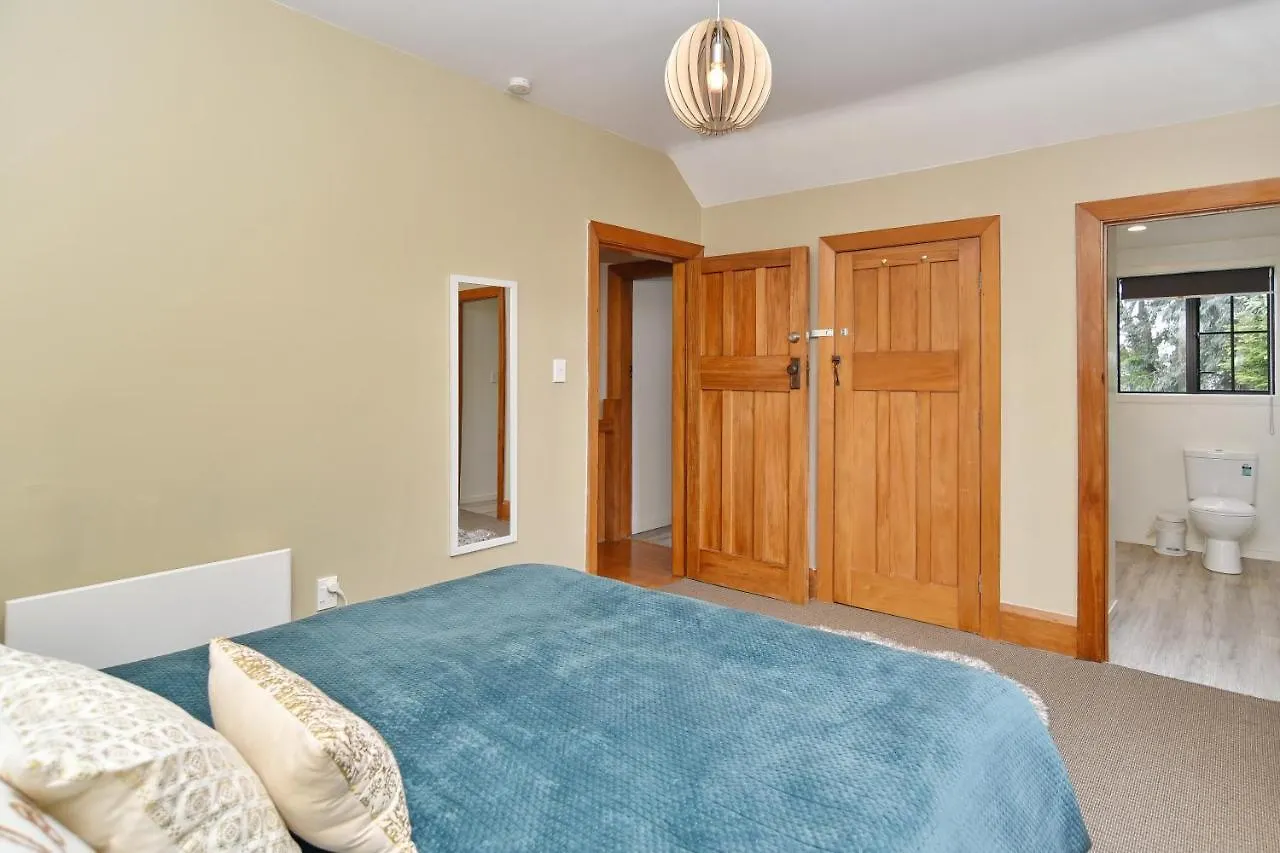 Racecourse Villa - Christchurch Holiday Home